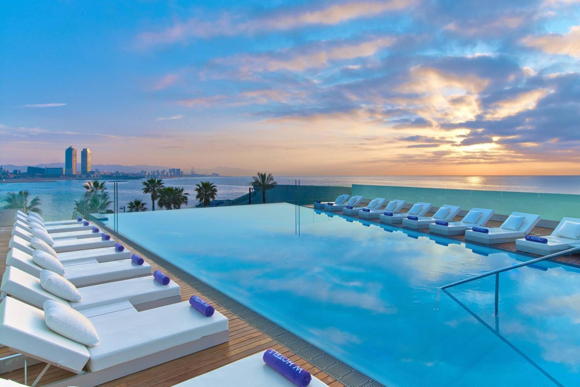 巴塞罗那w酒店 外观 照片 The rooftop pool at the Hilton Tel Aviv